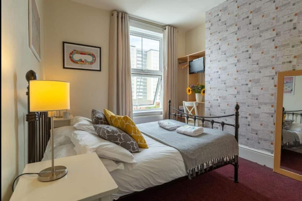 Double Room, Private Bathroom (Room 6) | Iron/ironing board, free WiFi, bed sheets