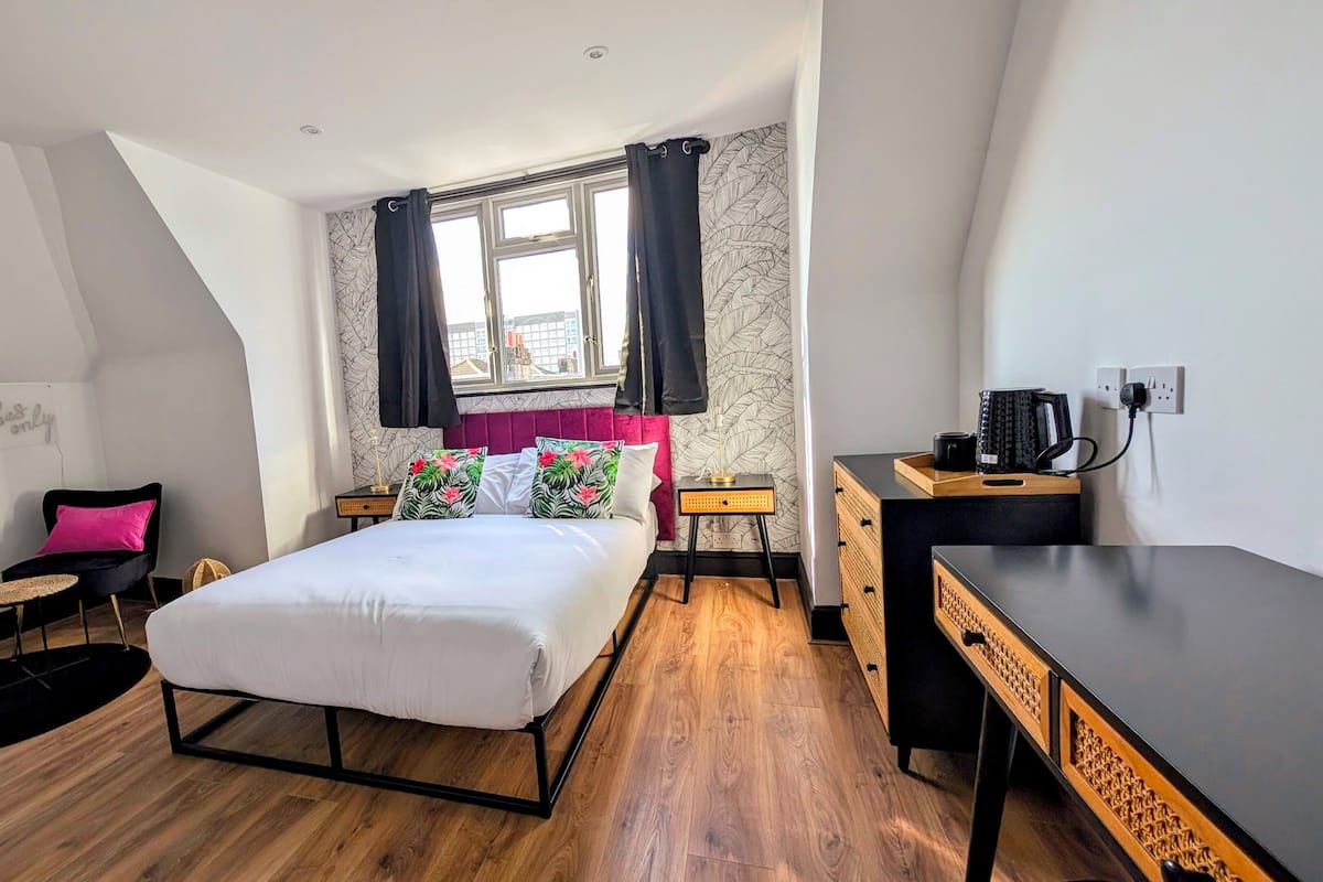 Comfort Double Room, Private Bathroom (Room 10) | Iron/ironing board, free WiFi, bed sheets