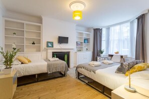 Triple Room, Private Bathroom (Room B1) | Iron/ironing board, free WiFi, bed sheets - INNit Vibes (Brighton)