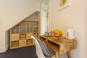 Familienzimmer, eigenes Bad (Room B2) | Wohnbereich | 19-Zoll-LED-Fernseher mit Kabelempfang, Fernseher