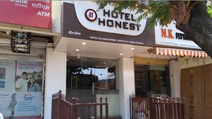 Property entrance - Hotel Honest (Mumbai)
