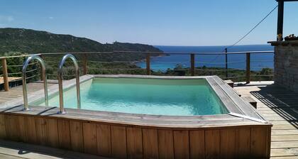 Chalet Cala d'Orzu avec piscine privée vue mer et la tour de Capu-Neru