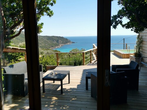 Chalet Cala d'Orzu avec piscine privée vue mer et la tour de Capu-Neru