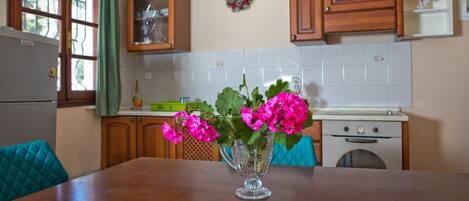 Appartement Duplex, baignoire à jets, vue partielle sur la mer | Restauration dans la chambre