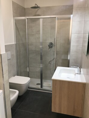 Departamento, 1 habitación | Baño | Regadera, regadera tipo lluvia, amenidades de baño gratuitas 
