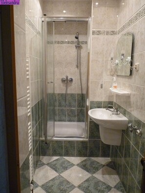Apartment, 2 Schlafzimmer | Dusche im Bad