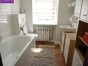 Apartament, 2 dormitoris | Bany | Banyera i dutxa independents i tovalloles 