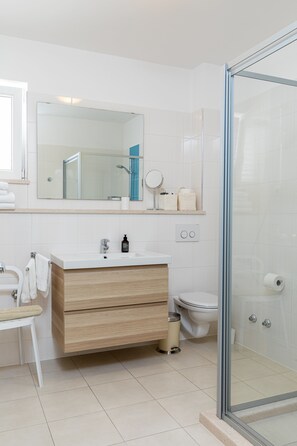 Standard Apartment | Bathroom | Shower, free toiletries, hair dryer, towels