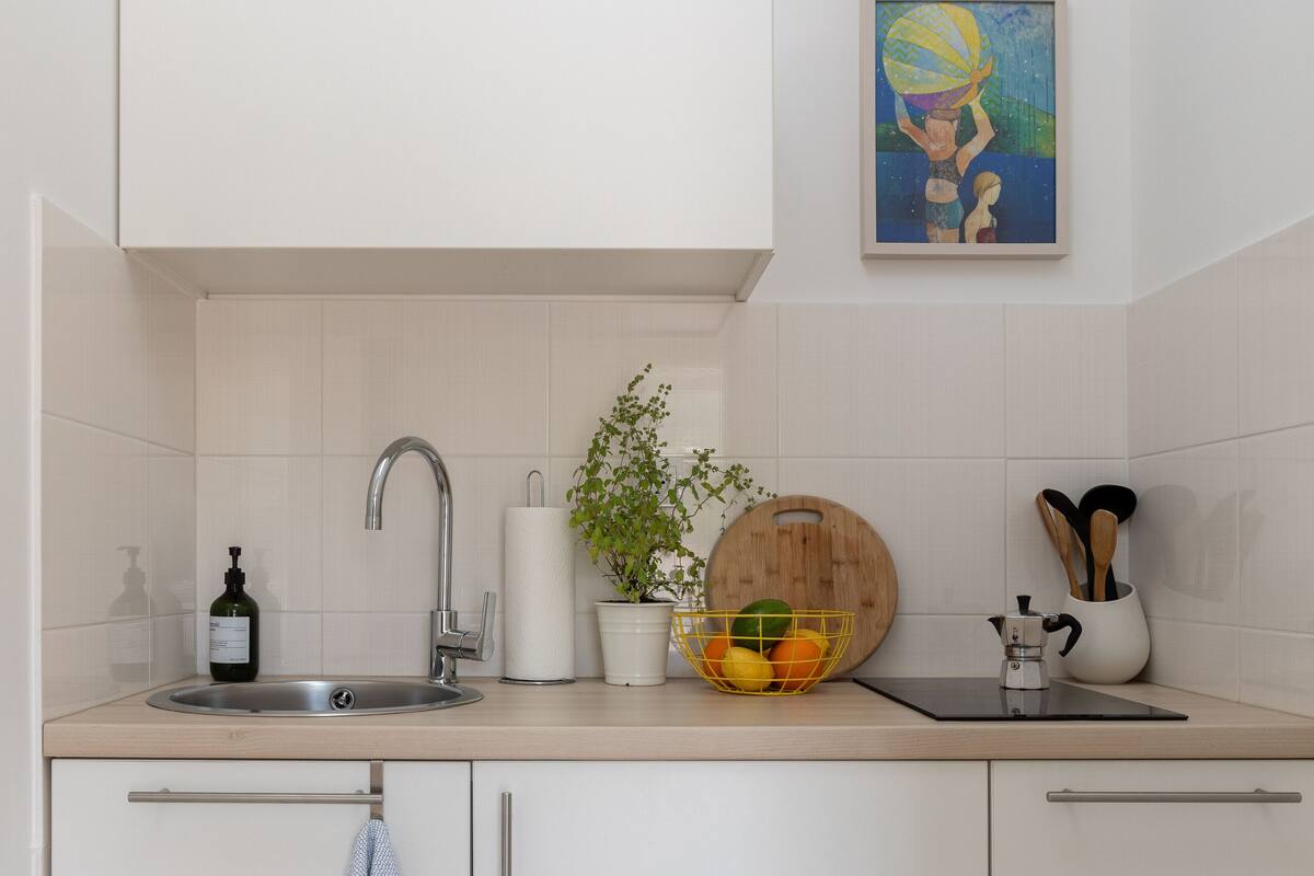 Studio | Private kitchenette | Fridge, stovetop, coffee/tea maker, electric kettle
