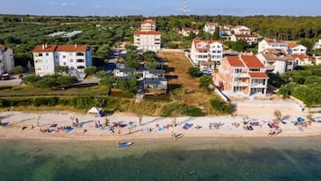 Sulla spiaggia, un bar sulla spiaggia