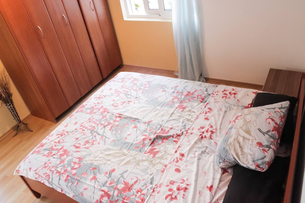 Quarto casal standard | Quartos à prova de som, ferros/tábuas de passar roupa, Wi-Fi de cortesia