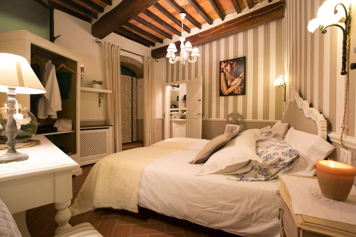 Camera con letto matrimoniale o 2 letti singoli | 1 camera, minibar, una scrivania, Wi-Fi gratuito