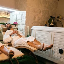 Behandelingskamers voor koppels, een sauna, een bubbelbad, een stoombad