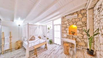 Deluxe Room, Jetted Tub | 1 bedroom, premium bedding, in-room safe, desk
