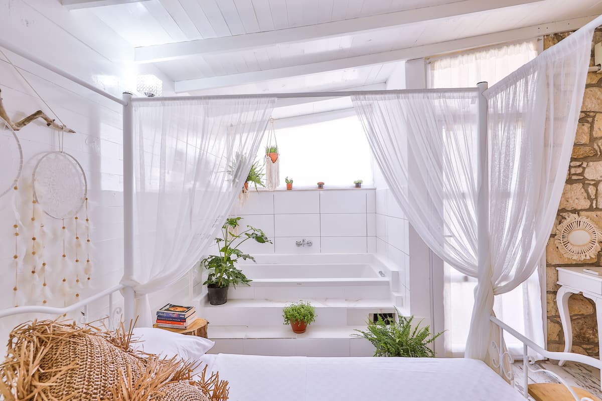 Deluxe Room, Jetted Tub | 1 bedroom, premium bedding, in-room safe, desk