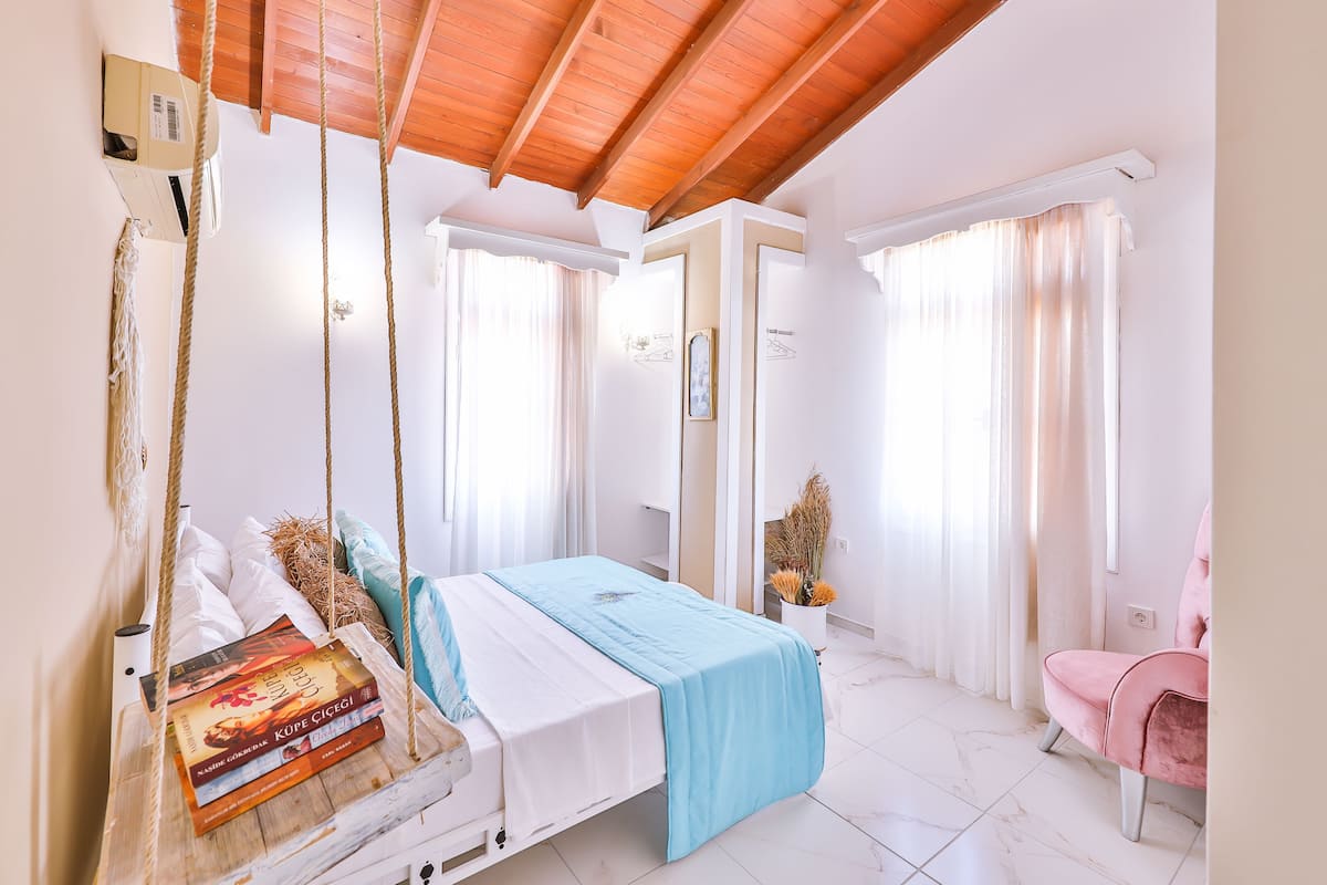 Deluxe Room, Garden View | 1 bedroom, premium bedding, in-room safe, desk