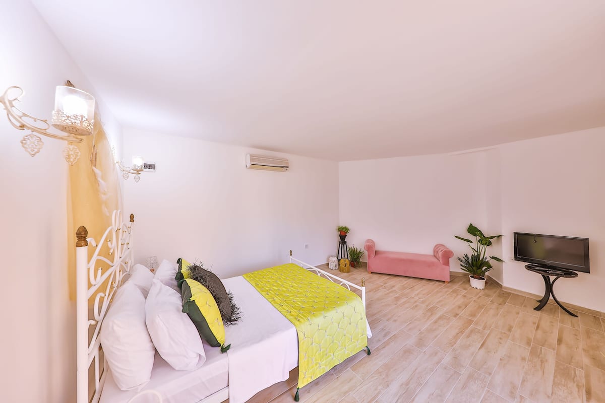 Deluxe Room | 1 bedroom, premium bedding, in-room safe, desk