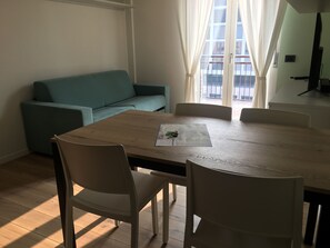 Apartment, 1 Schlafzimmer | Essbereich im Zimmer
