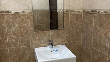 Apartamento | Banheiro | Chuveiro, produtos de toalete grátis, secador de cabelo