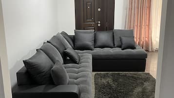 Appartement | Woonkamer | Een 30-inch televisie met kabelzenders
