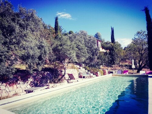 THE MAS OF THE ALMONDS