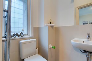 City Apartment | Bathroom | Towels - Modern 2 Bed & 2 Bath- Leicester Square (London)