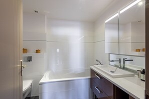 Badewanne, Haartrockner, Handtücher, Seife