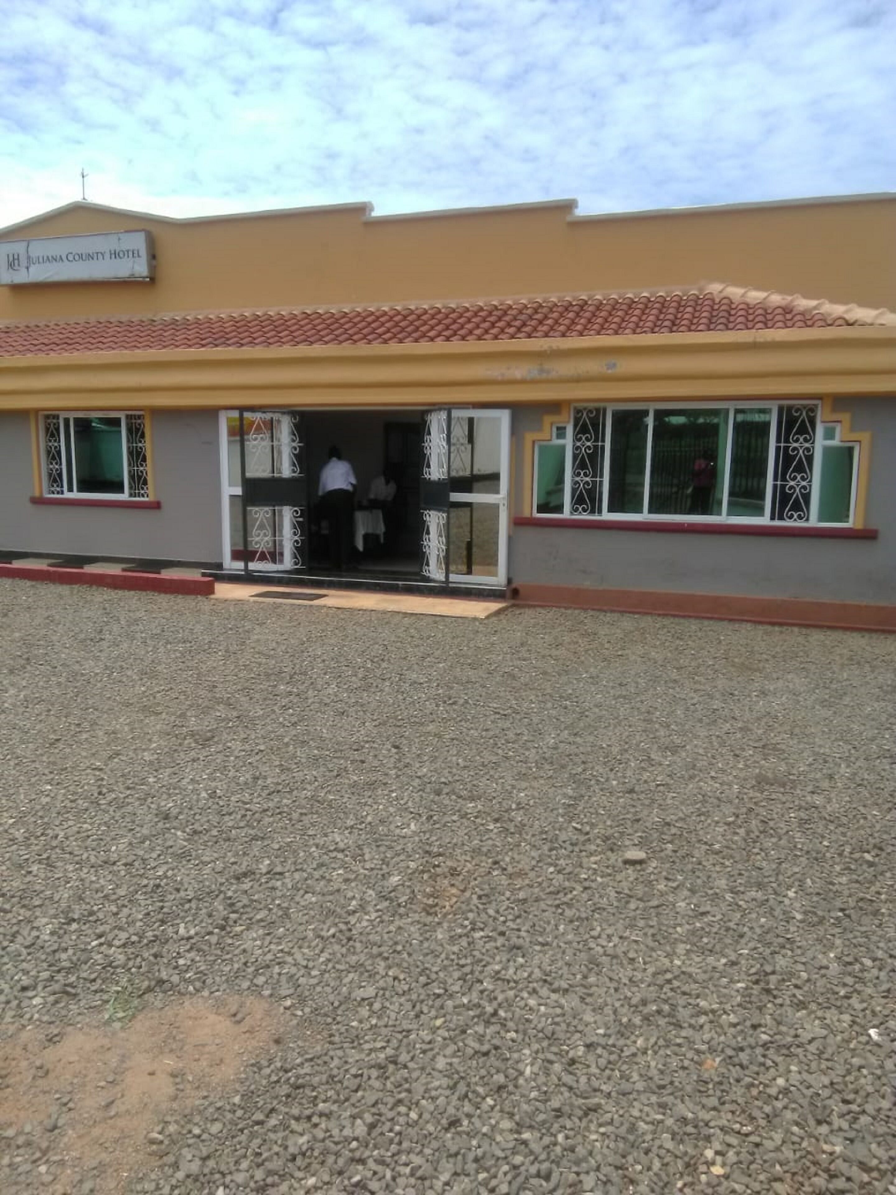 Un edificio con un cartello che riporta la scritta "Juliana County Hotel".
