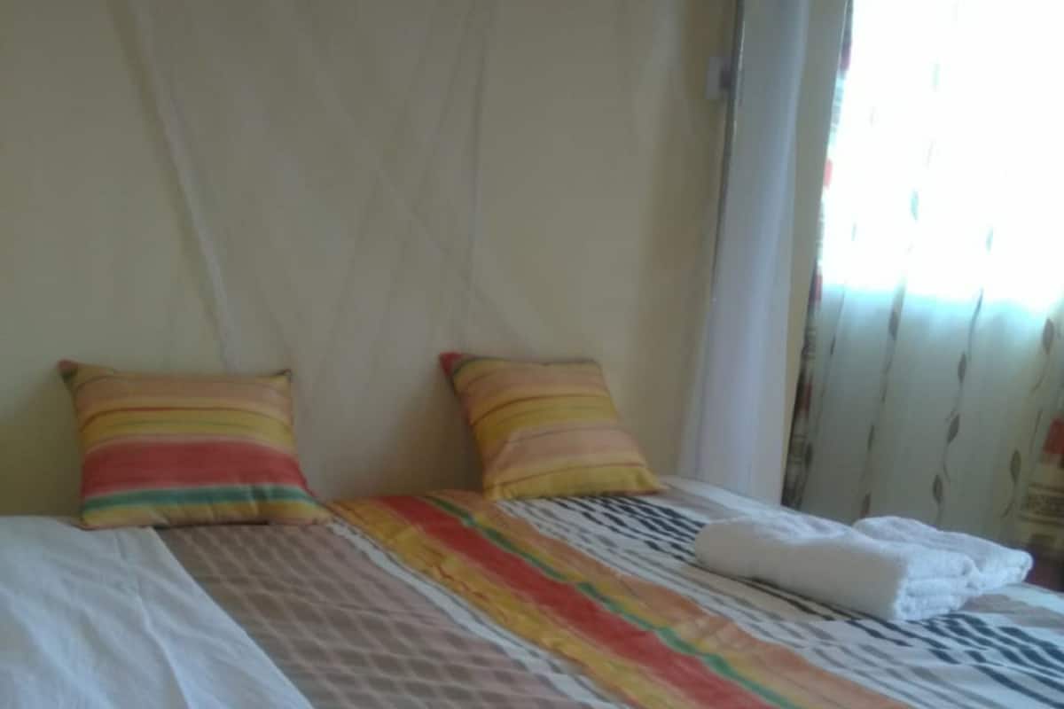 Bureau, fer et planche Ă repasser, draps fournis