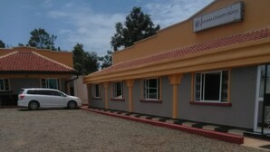 A building with a sign reading "Juliana County Hotel". - Juliana County Hotel (Bondo)
