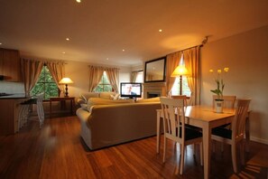 Interior - Lavender Cottage Upstairs 2 Bedrooms,2 Bathrooms with Magnificent mountain views (Cape Town)