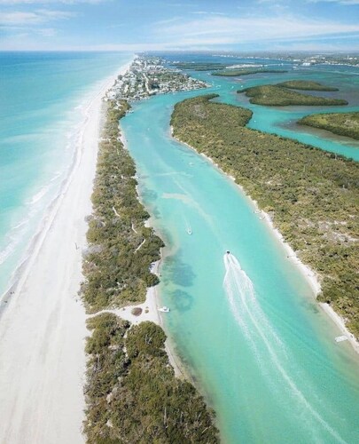 Uusi huvila järvellä kauniissa luonnossa