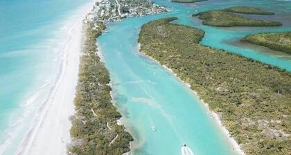 Uusi huvila järvellä kauniissa luonnossa