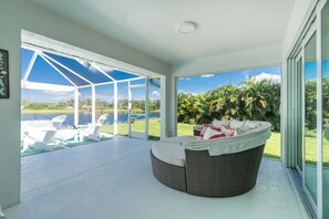 Smart TV, lettore DVD, libri, videoteca