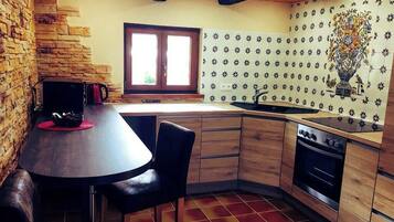 Een koelkast, een microgolfoven, een oven, een vaatwasser