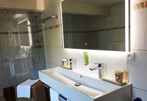 Douche, sèche-cheveux, serviettes fournies, savon