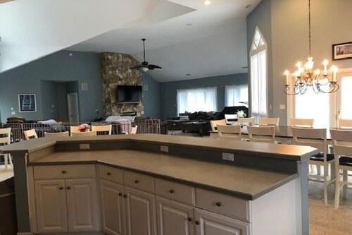 Corolla Favorite: 6BR on the Fairway w/ Hot Tub + Resort Amenities Pets ok!