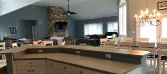 Corolla Favorite: 6BR on the Fairway w/ Hot Tub + Resort Amenities Pets ok!