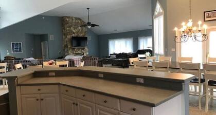 Corolla Favorite: 6BR on the Fairway w/ Hot Tub + Resort Amenities Pets ok!