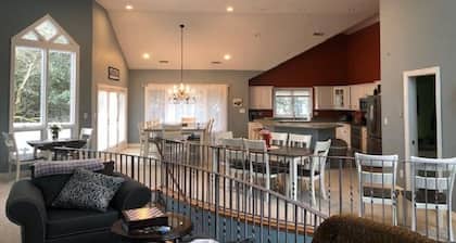 A Hole New World, pet friendly, hot tub, on the 1st hole, close to the beach!
