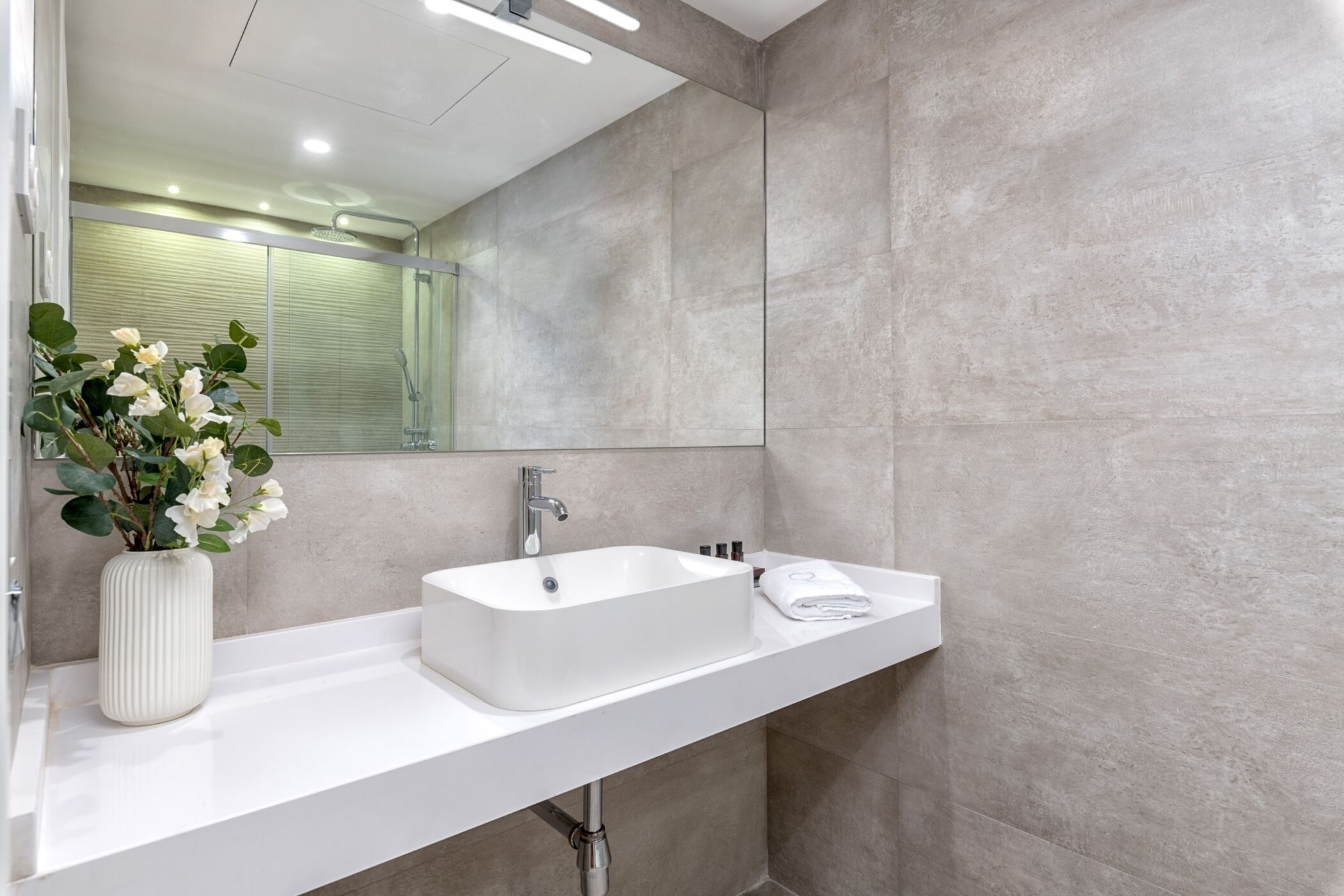 Een douche, een haardroger, handdoeken