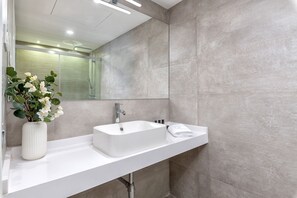 Dusche, Haartrockner, Handtücher