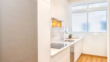 Een koelkast, een magnetron, een oven, een vaatwasser