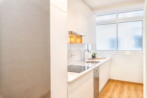 Geladeira, micro-ondas, fogão, lava-louças