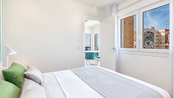 3 slaapkamers, een strijkplank/strijkijzer, internet, beddengoed