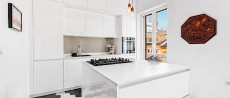 ثلاجة، ميكروويف، فرن، غسالة أطباق