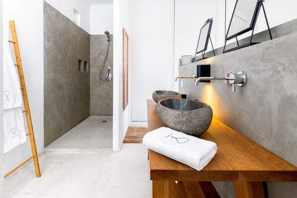 Bathtub, hair dryer, towels