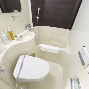 Une salle de bain moderne avec des toilettes blanches, un lavabo et une baignoire.