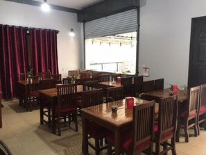 供应早餐、午餐和晚餐