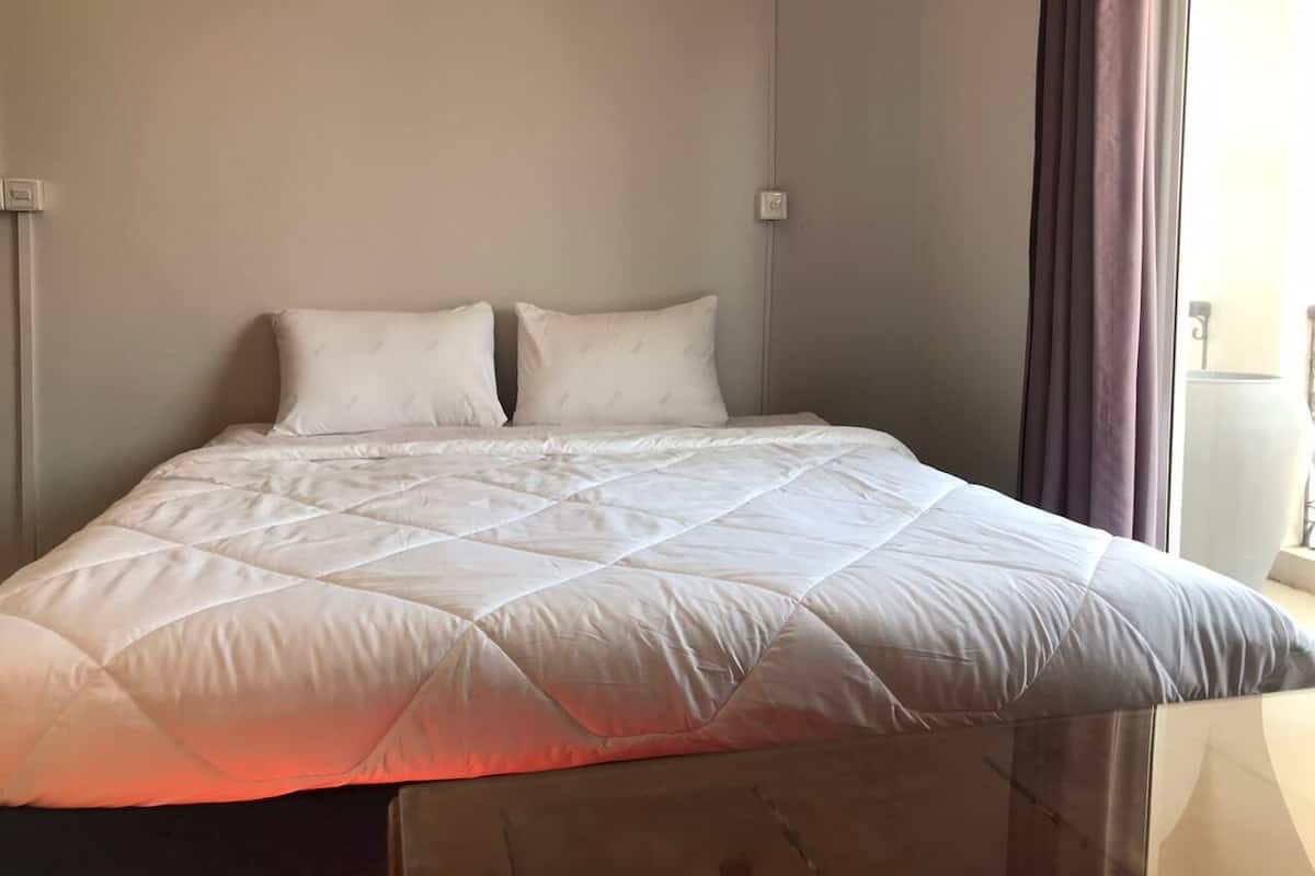 Standard Room with Balcony | Peti besi dalam bilik, meja, ruang kerja komputer riba